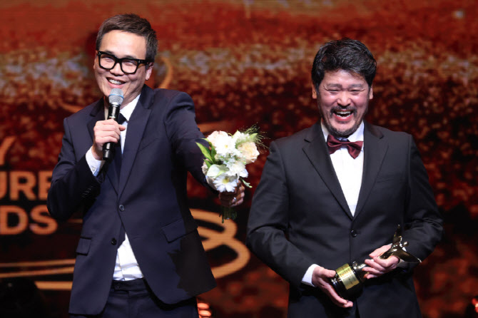 ‘그, 윷놀이’ 이철희 연출 “이 상은 성숙을 향한 이정표”[제12회 이데일리 문화대상]