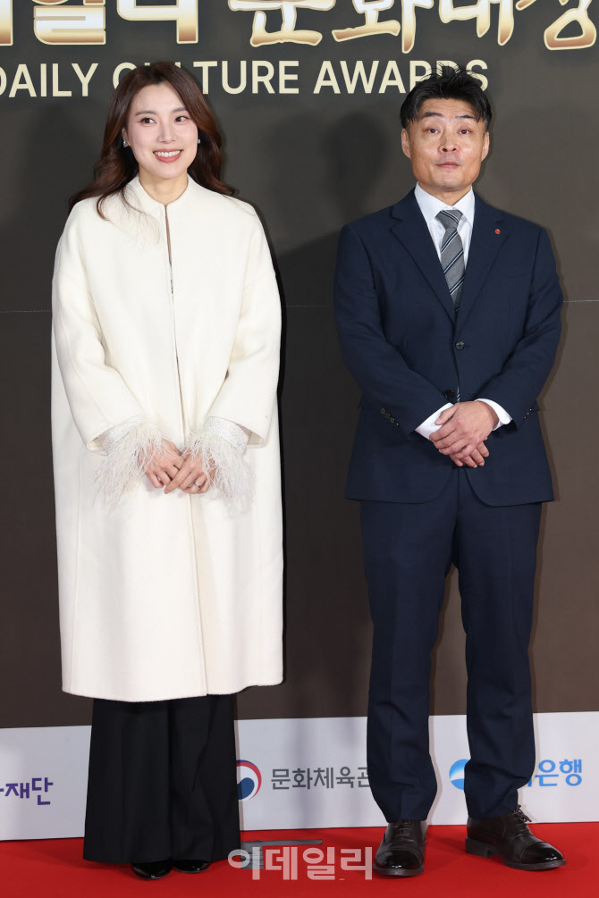 [포토]포즈 취하는 구선명 대표 직무대리-소프라노 황수미