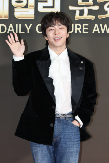 "핫팩 챙겨 시상식 응원 왔어요" 축제 열기 더한 관객·스타들