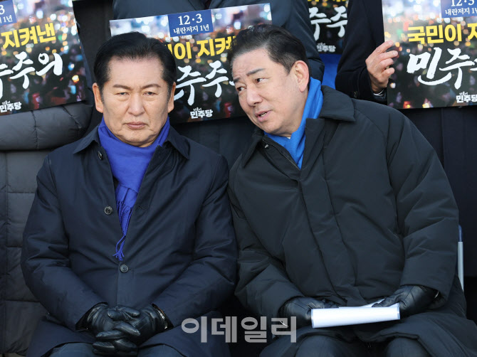 [포토]12.3 내란 저지 1년 현장 최고위, '대화하는 정청래-김병기'