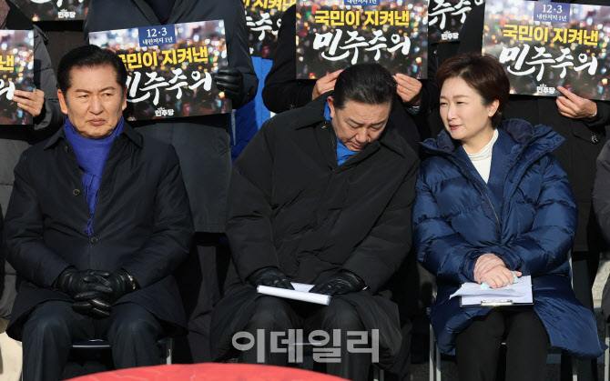 [포토]12.3 내란 저지 1년 현장 최고위, '대화하는 김병기-이언주'