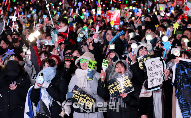 ‘12·3 계엄 1년’ 여의도 곳곳서 대규모 집회…"대중교통 타세요"
