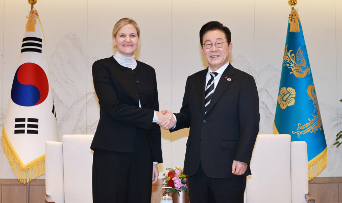 李대통령, IOC 회장 접견…“韓 체육 발전에 많은 관심과 지원 부탁”
