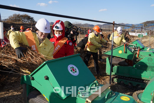 [포토]김인호 산림청장, 영농부산물 파쇄 현장 지원