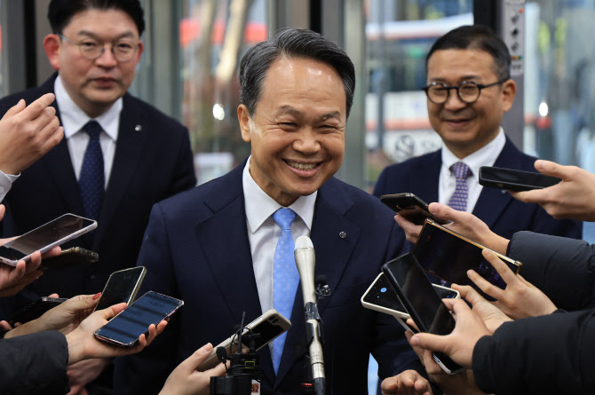 [속보] 진옥동 신한금융 회장 연임, 3년간 그룹 이끈다