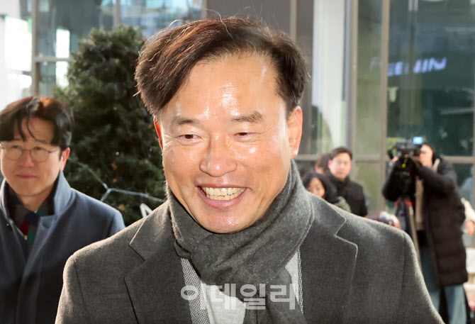 [포토]웃으며 출근하는 김종철 초대 방송미디어통신위원장
