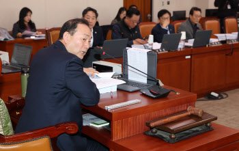 ‘주 52시간 예외’ 빠진 반도체특별법, 국회 상임위 통과(상보)