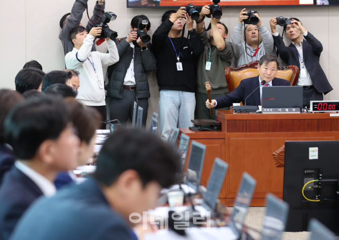 [포토]'주 52시간 예외 적용' 빠진 반도체특별법 상임위 통과