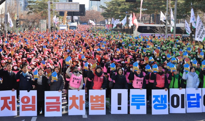 전국 돌며 멈춘 급식·돌봄…학비연대 “협상 안 되면 신학기 총파업”