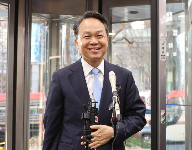 진옥동 회장 연임 성공..."일류신한, 3년간 신뢰에 가장 큰 축 둘 것"
