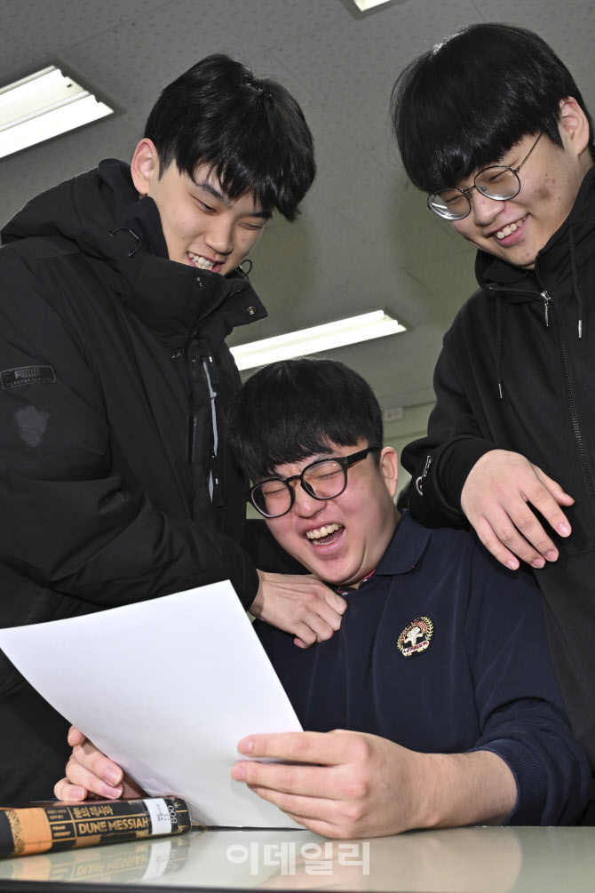 [포토] 친구들 축하받는 왕정건 학생