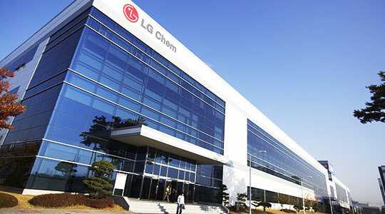LG화학, LG엔솔 지분 활용시 9조 확보 가능…위기 극복할까