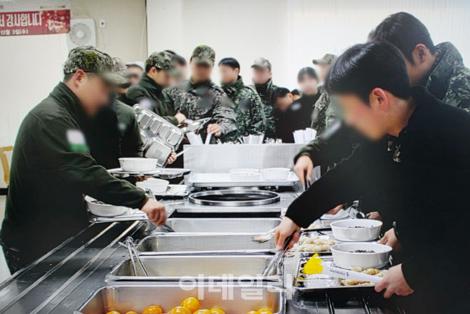 [포토] 더본코리아, 군부대 장병에게 '사랑의 짜장면'