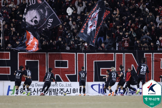 '폭설 연기' 승자는 2부리그 부천, 수원FC와 승강 PO 1차전서 기선 제압
