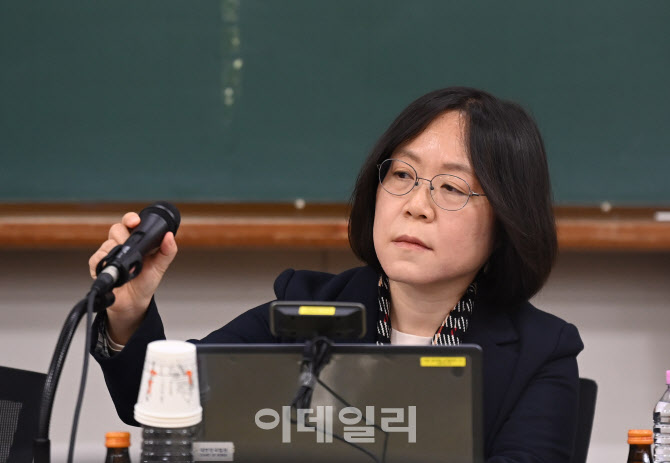 [포토] 마이크 조정하는 전국법관대표회의 김예영 의장