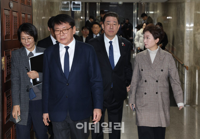 [포토]정책의총 참석하는 김병기-이언주