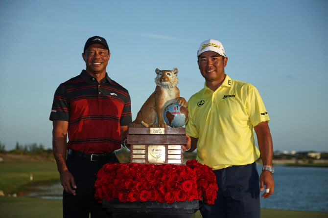 마쓰야마, '우상' 우즈에 트로피 받아…"우즈가 10언더파 치라고 응원"