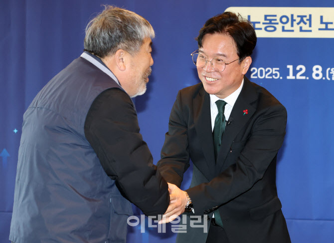 [포토]인사 나누는 김영훈 고용부 장관-김동명 한노총 위원장