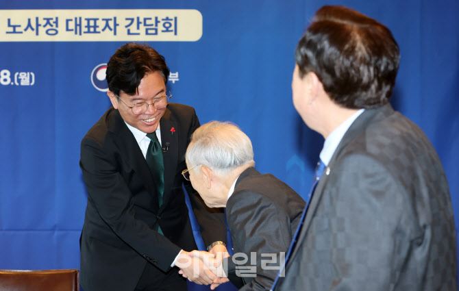 [포토]인사 나누는 김영훈 고용부 장관-손경식 회정-김기문 회장