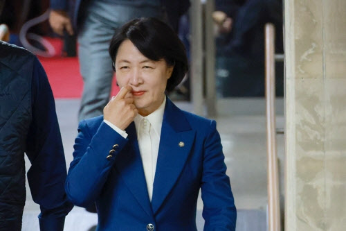 與 지방선거 열기 고조…추미애 법사위원장 사퇴 검토