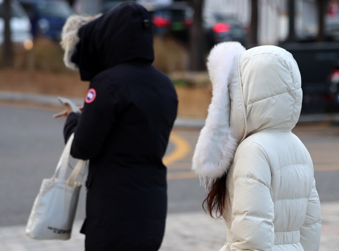 "어제보다 훨씬 더 춥다" 출근길, 영하권 추위 쌩쌩