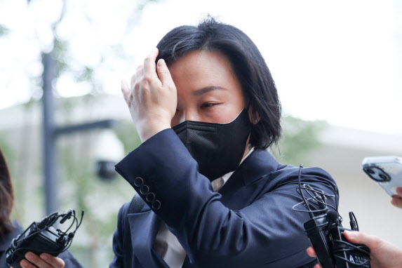 '김건희 최측근' 유경옥 증인신문 불출석…구인영장 발부