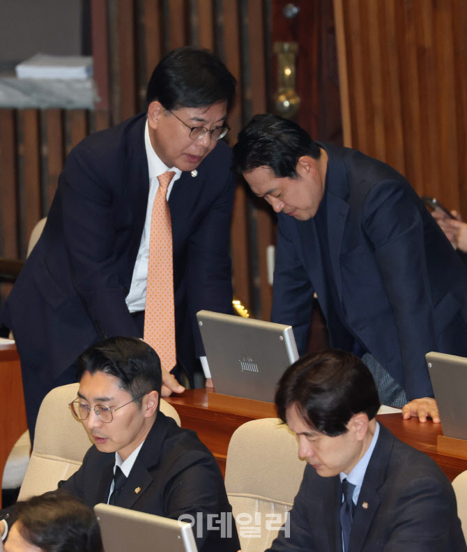 [포토]본회의, '대화하는 장동혁-송언석'