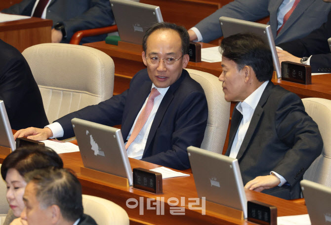 [포토]본회의, '대화하는 추경호-윤한홍'