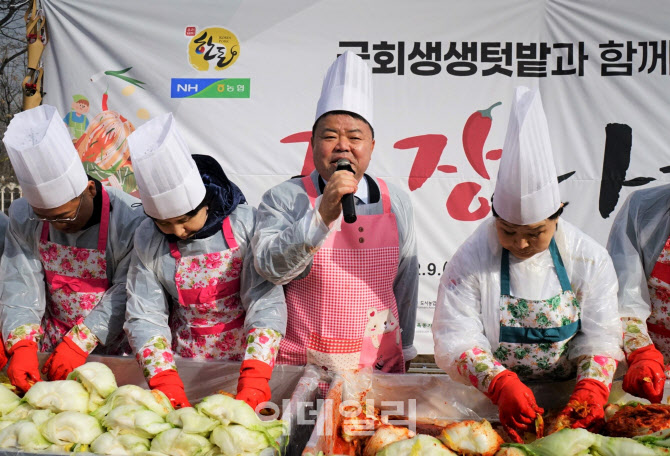 [포토] 국회 김장나눔행사 인사말하는 이기홍 한돈자조금 위원장