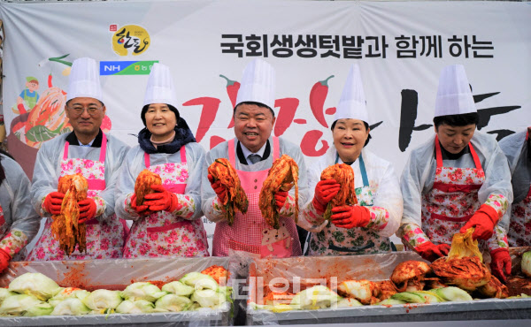 [포토] 한돈자조금, 국회 생생텃밭 김장나눔행사