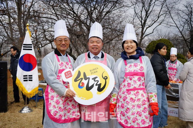 [포토] 국회 김장나눔행사 참석한 이기홍 한돈자조금위원장