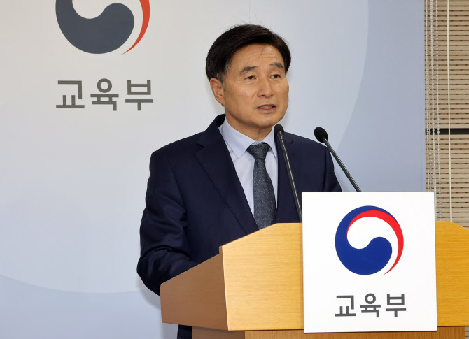 수능 ‘불영어’ 논란에 결국 평가원장 사임…“책임 통감”