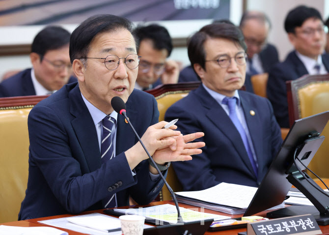 [포토]국토위, '답변하는 김윤덕 장관'