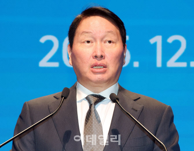 [포토]최태원 대한상의 회장, 제8회 탄소중립과 에너지 정책 세미나 개회사