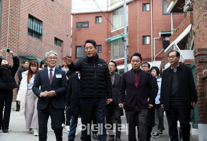 [포토] 대림1구역 골목길 살펴보는 오세훈 서울시장