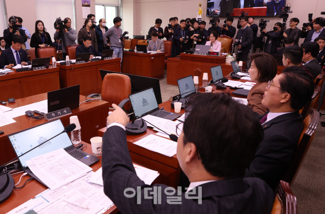 [포토]법사위, '언쟁 벌이는 여야 의원들'