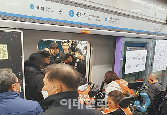 출근길 전장연 탑승시위…지하철 4호선 혜화역 무정차 통과 중