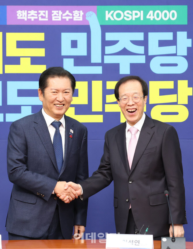 [포토]악수하는 정청래-이석연