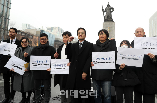 [포토] 서울시장 출마 지지자들과 기념촬영하는 박주민 의원