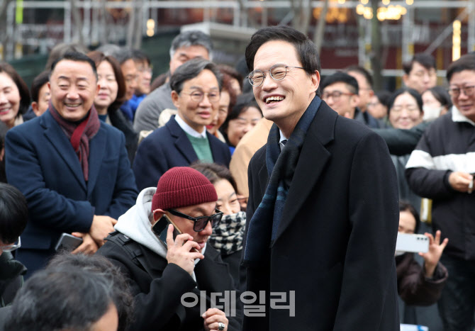 [포토] 지지자들과 인사하는 박주민 의원