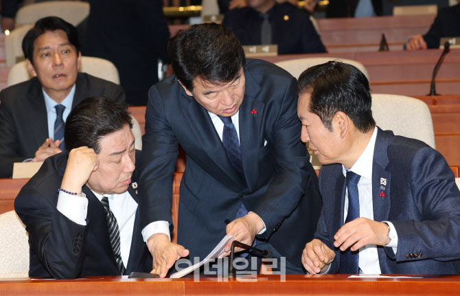 [포토]의원총회, '논의하는 정청래-김병기-문진석'