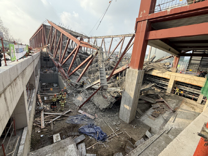 광주대표도서관 건립현장 붕괴…노동자 4명 매몰 추정