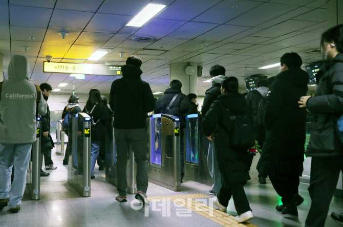 [포토] 지하철 정상운행으로 큰 혼잡 없어...