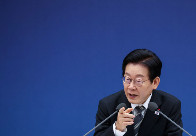 李대통령 "편파 유튜브인지 의심된다"…일부 종편 지적