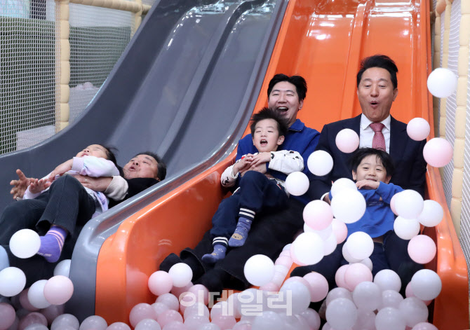 [포토] 어린이와 미끄럼타는 오세훈 서울시장