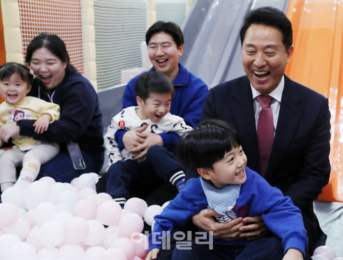 [포토] 오세훈 시장, 어린이와 함께 즐기는 미끄럼