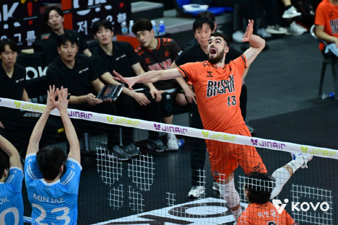 '철벽 블로킹' OK저축은행, 11연승 노리던 선두 대한항공 잡았다