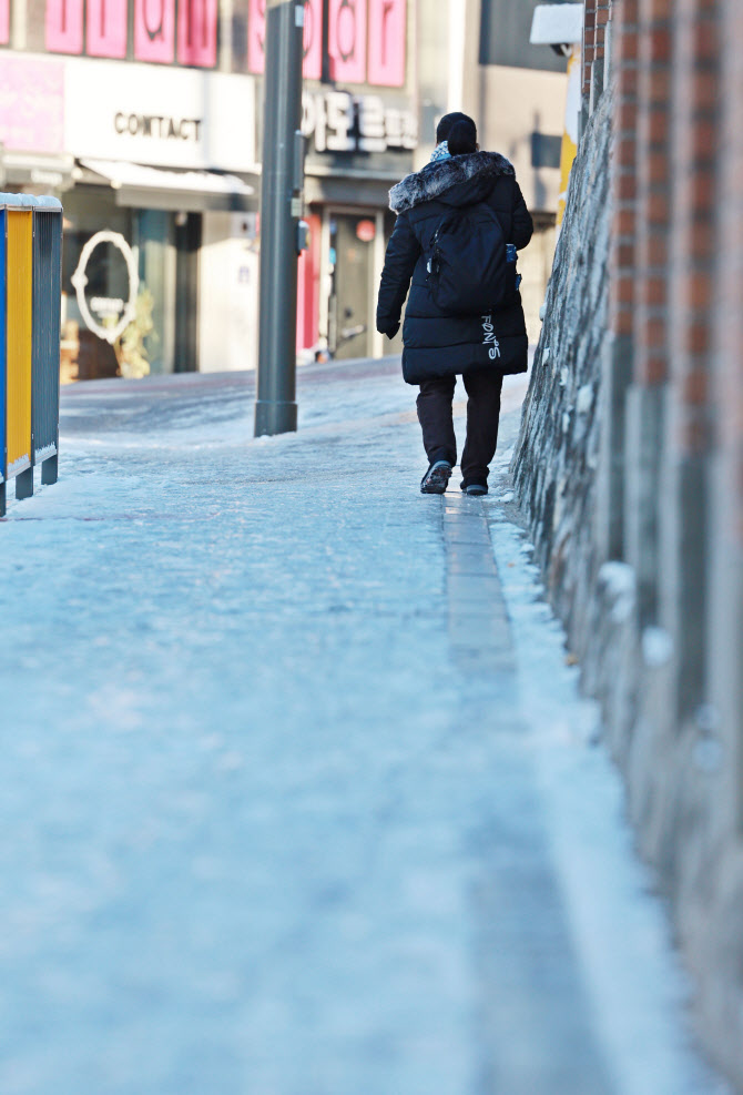 출근길 기온 '뚝' 강추위…"빙판길 조심하세요"
