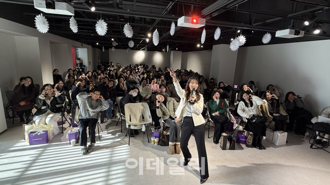교육 인플루언서 '서진쌤', CJ온스타일 팝업스토어에 떴다[르포]