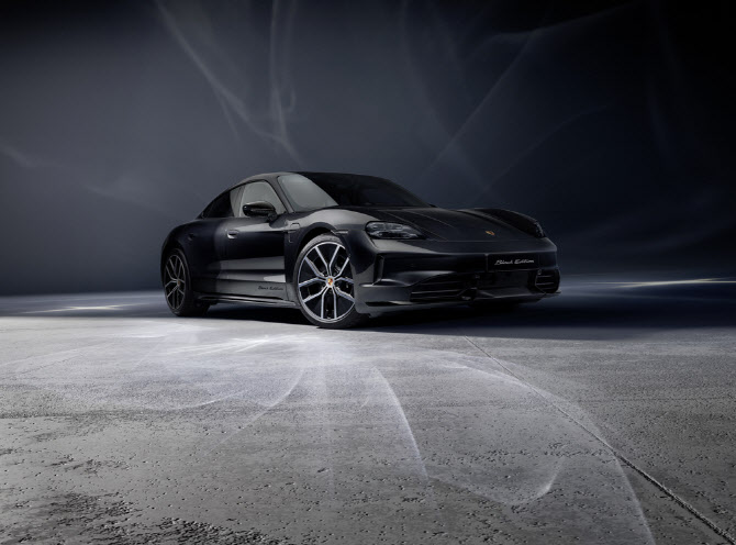 포르쉐코리아, ‘타이칸 블랙 에디션’ 고객 인도 개시